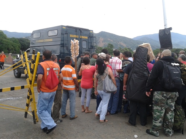 Decenas de colombianos tratando de pasar la frontera, el 9 de diciembre pasado, en el Puente Simón Bolívar, que conecta a Cúcuta con San Antonio (Foto Q'hubo. Todos los derechos reservados). 