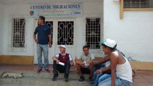 Algunos de los deportados hablan frente al Centro de Migraciones de Cúcuta (Foto Jean Carlo Estupiñán/Q'hubo). 
