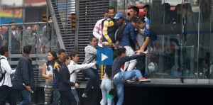 Por grupos se van colando los ciudadanos en TransMilenio (Foto tomada de El Tiempo, captura del video de Citytv http://ow.ly/M5yEb). 
