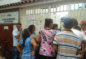 Esta es la puerta de ingreso a la Unidad de Víctimas de Cúcuta, en donde se dan 150 fichas diarias y a veces solo 120. 
