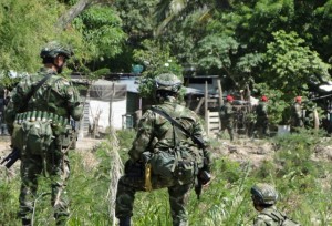 El 26 de agosto los soldados colombianos se apostaron en la frontera colombiana, frente a La Invasión, separados solo por el río Táchira de los soldados venezolanos (con boinas rojas). Foto Jean Carlo Estupiñán-Q´hubo Cúcuta. 