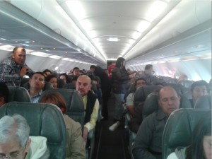 Los pasajeros, en el primer avión, ya iban perdiendo la paciencia y se iban parando de sus puestos. 
