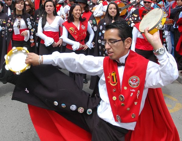 Tuna de la Universidad Libre de Bogota durante el pasacalles en Duitama. Foto de: Rodolfo González Prieto. EL TIEMPO. 2008