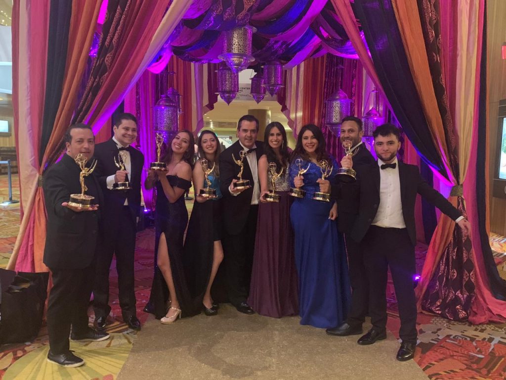 Este es el grupo de 7 colombianos y dos venezolanos del programa 'Testigo Directo' que ganaron premios Emmy en el Suncoast Regional Emmy Awards (Foto: Cortesía de Testigo Directo)