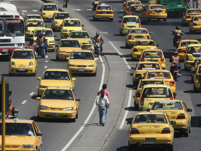 Hay muchos taxistas de calidad. ¿Habrá una aplicación que los reúna solo a ellos? (Foto Felipe Caicedo/Archivo El Tiempo)