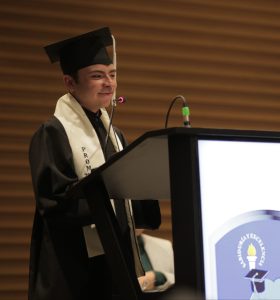 Iván, en su discurso de graduación como bachiller, en el auditorio de la Cámara de Comercio de Bogotá (Foto Esteban Vargas)