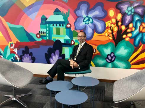 Foto: Peter Tibber, Embajador Británico en Colombia, en la nueva oficina abierta.