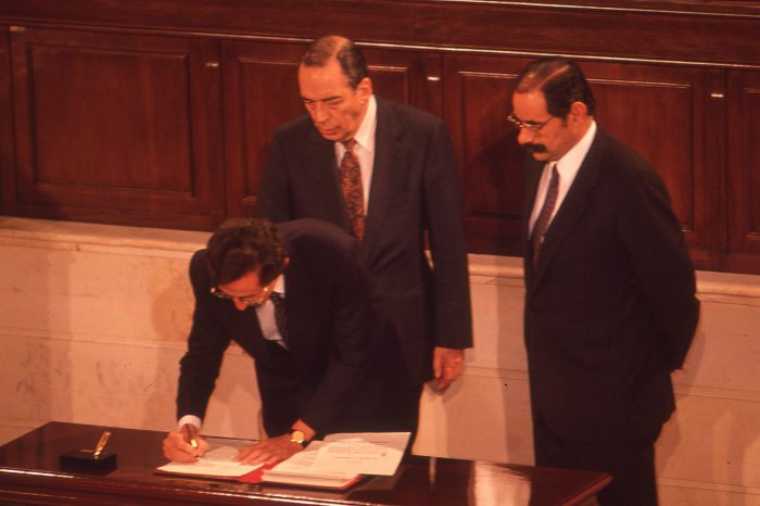 Instantes de la firma de la constitucion del 1991, en la foto los presidentes de la Asamblea Nacional Constituyente Antonio Navarro, Álvaro Gómez y Horacio Serpa. Foto: Archivo EL TIEMPO.