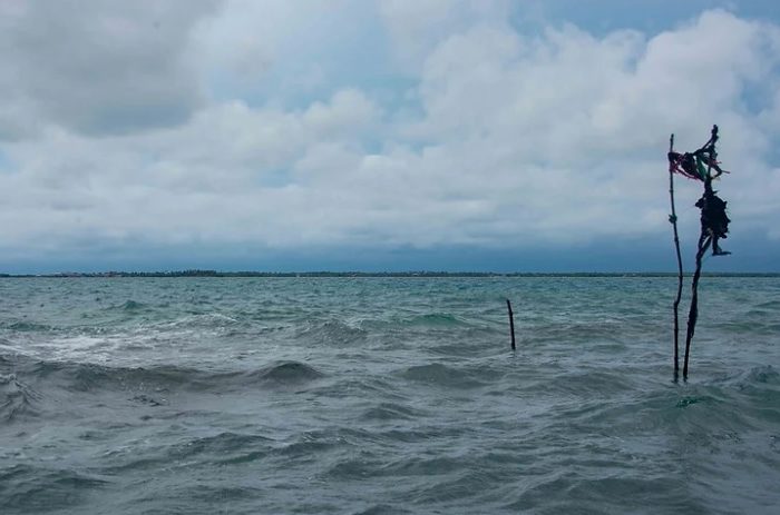 Aquí está la Isla Maravilla, bajo las olas del mar. Solo se ve esto, como símbolo de que allí hubo vida una vez. Foto de Ignacio Galán, publicada en Red Prensa Verde