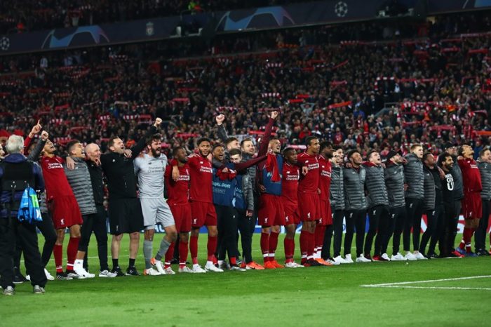 El Liverpool celebra el pase a la final con los hinchas. - Foto: Getty images