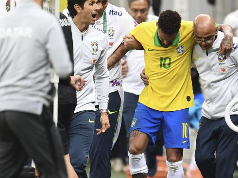 Neymar sale lesionado contra Catar - Foto: Reuters