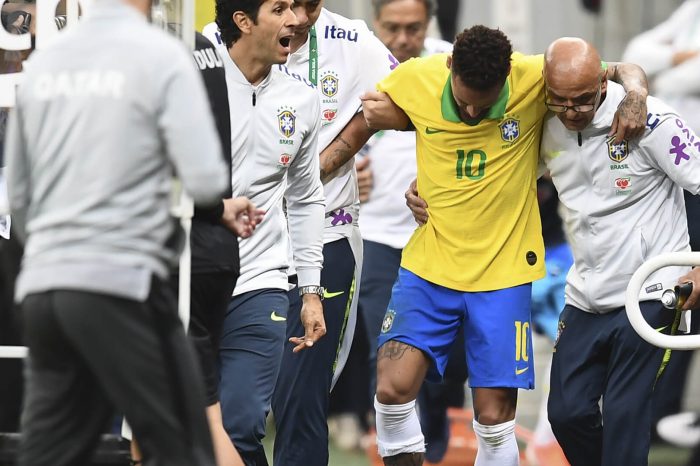 Neymar sale lesionado contra Catar - Foto: Reuters