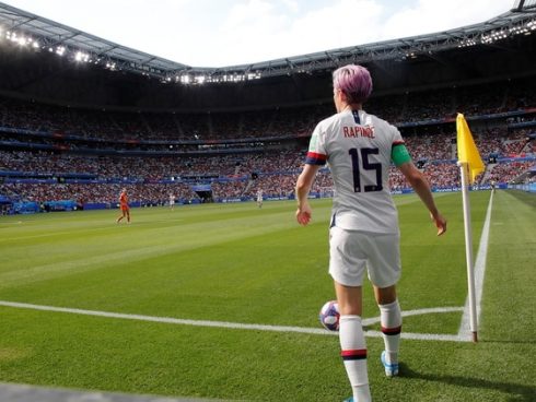 Rapinoe hace un saque de esquina frente a un estadio lleno en el Mundial. Foto: Reuters