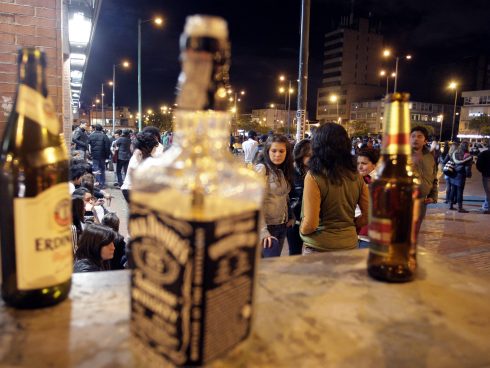 Consumo de alcohol el espacio público. Foto: Federico Ríos. EL TIEMPO. 06-08-2009