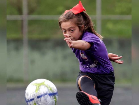 Natália Pereira es, a sus 9 años, la primera niña en entrar en la categoría inferior masculina de un equipo de fútbol en Brasil. / FOTO: Sebastião Moreira, EFE