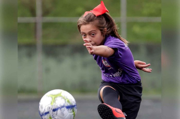 Natália Pereira es, a sus 9 años, la primera niña en entrar en la categoría inferior masculina de un equipo de fútbol en Brasil. / FOTO: Sebastião Moreira, EFE