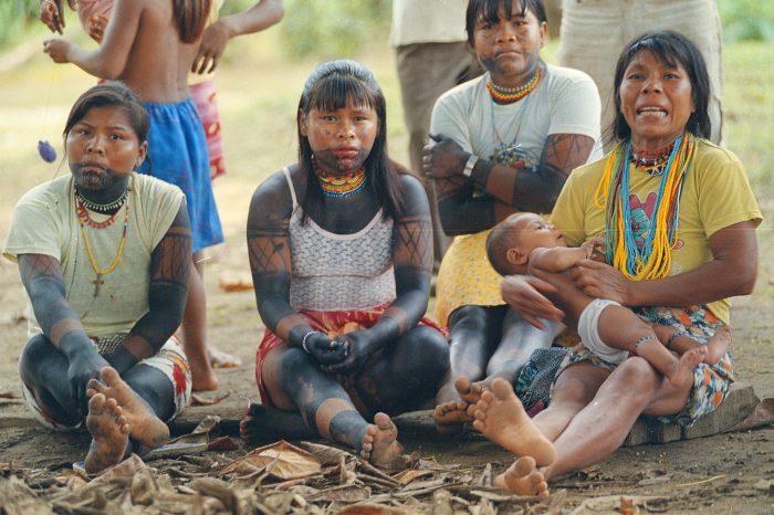 MUJERES DE LA COMUNIDAD EMBERA SE PINTAN SUS CUERPOS CON JAIBA COMO LO MANDA LA TRADICIÓN. FOTO: JULIO CESAR HERRERA E. ARCHIVO EL TIEMPO.NOVIEMBRE 14/2003.