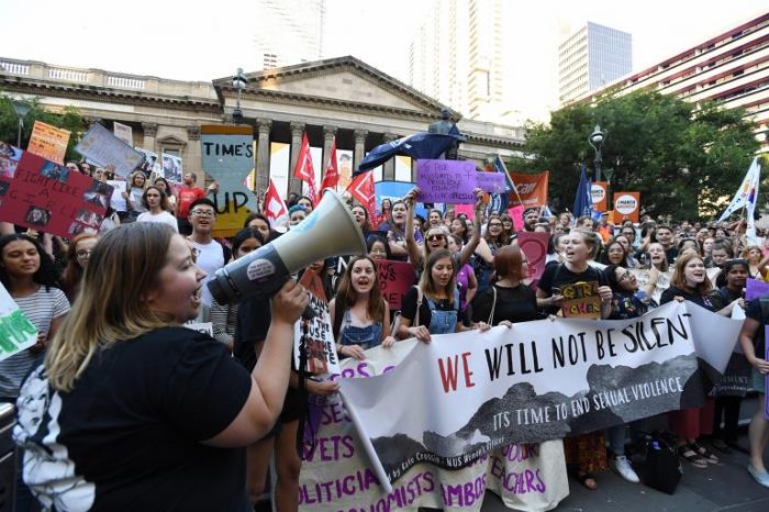 Foto: Joe Castro/ EFE. Mujeres participaron en una manifestación para conmemorar el Día Internacional de la Mujer en Melbourne, Australia (2018).