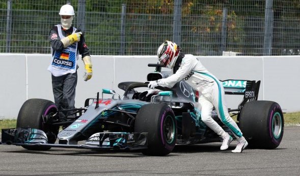 Lewis Hamilton empujando su Fórmula Uno en una fallida clasificación del sábado, previo al GP de Alemania.