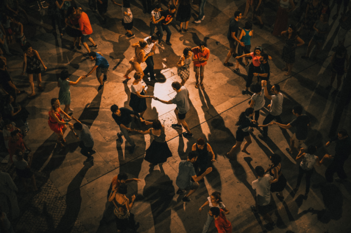 Bailando en la terraza. Tomada de Ardian Lumi en Unsplash