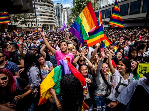 Marcha del orgullo gay. Foto: Mauricio León EL TIEMPO 2007. Bogotá, Colombia Miles de bogotanos tomaron este domingo la bandera de los seis colores para reivindicar las conquistas de la comunidad LGBTIQ