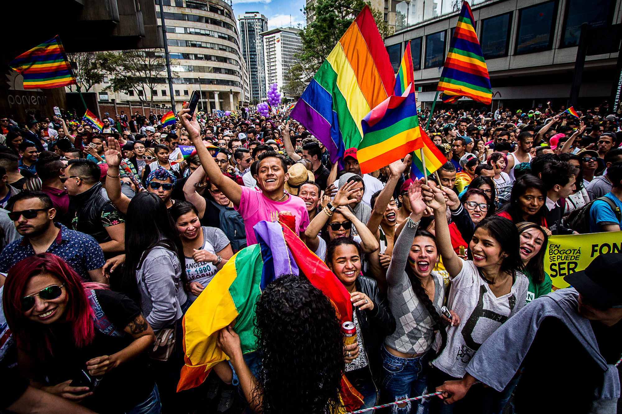 Marcha del orgullo gay. Foto: Mauricio León EL TIEMPO 2007. Bogotá, Colombia Miles de bogotanos tomaron este domingo la bandera de los seis colores para reivindicar las conquistas de la comunidad LGBTIQ