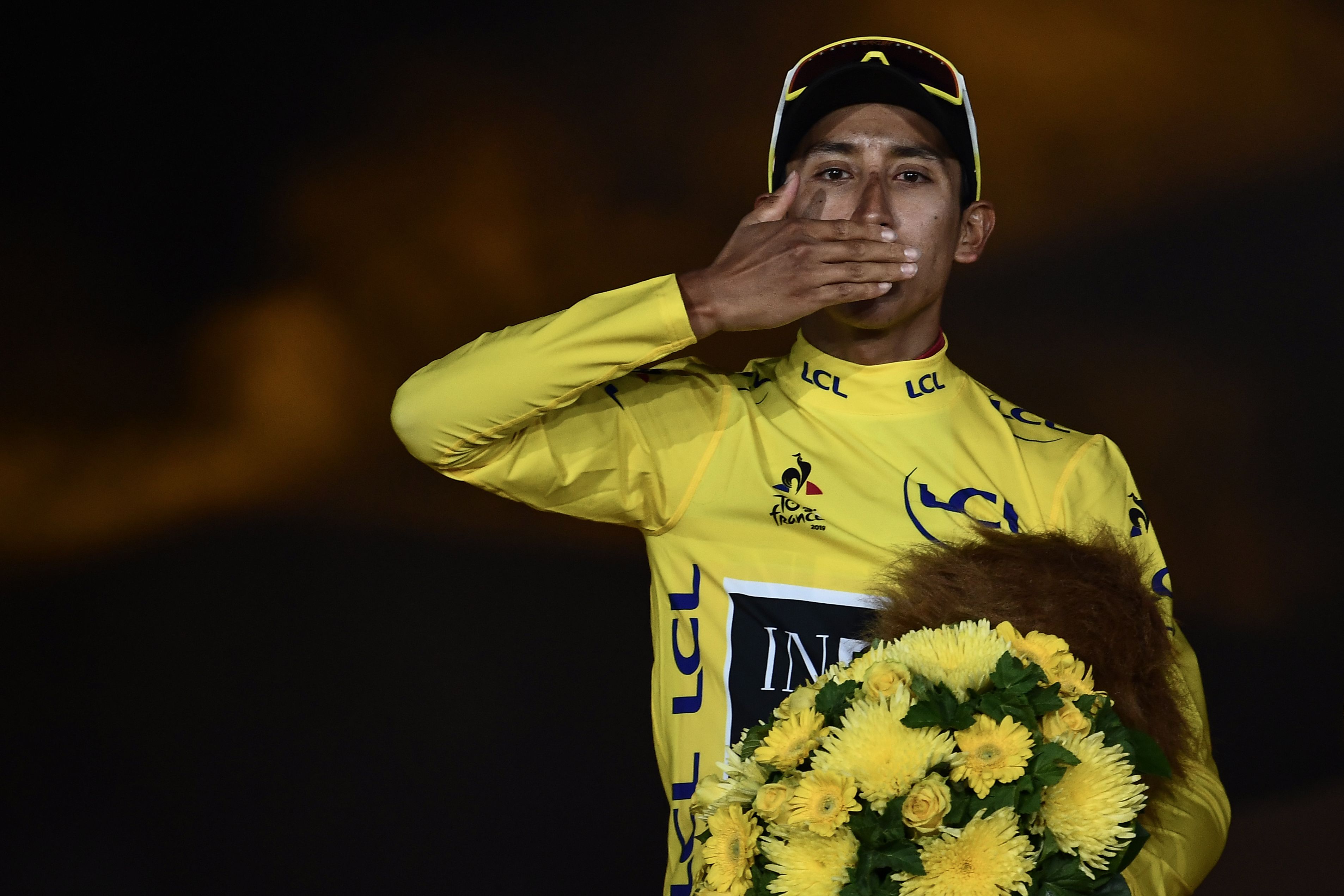 Colombia's Egan Bernal celebrates his overall leader's yellow jersey on the podium of the 21st and last stage of the 106th edition of the Tour de France cycling race between Rambouillet and Paris Champs-Elysees, in Paris on July 28, 2019. / AFP / Anne-Christine POUJOULAT