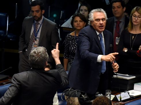 Senadores cruzan insultos durante sesión del Senado en Brasilia. Foto: AFP - Evaristo SA