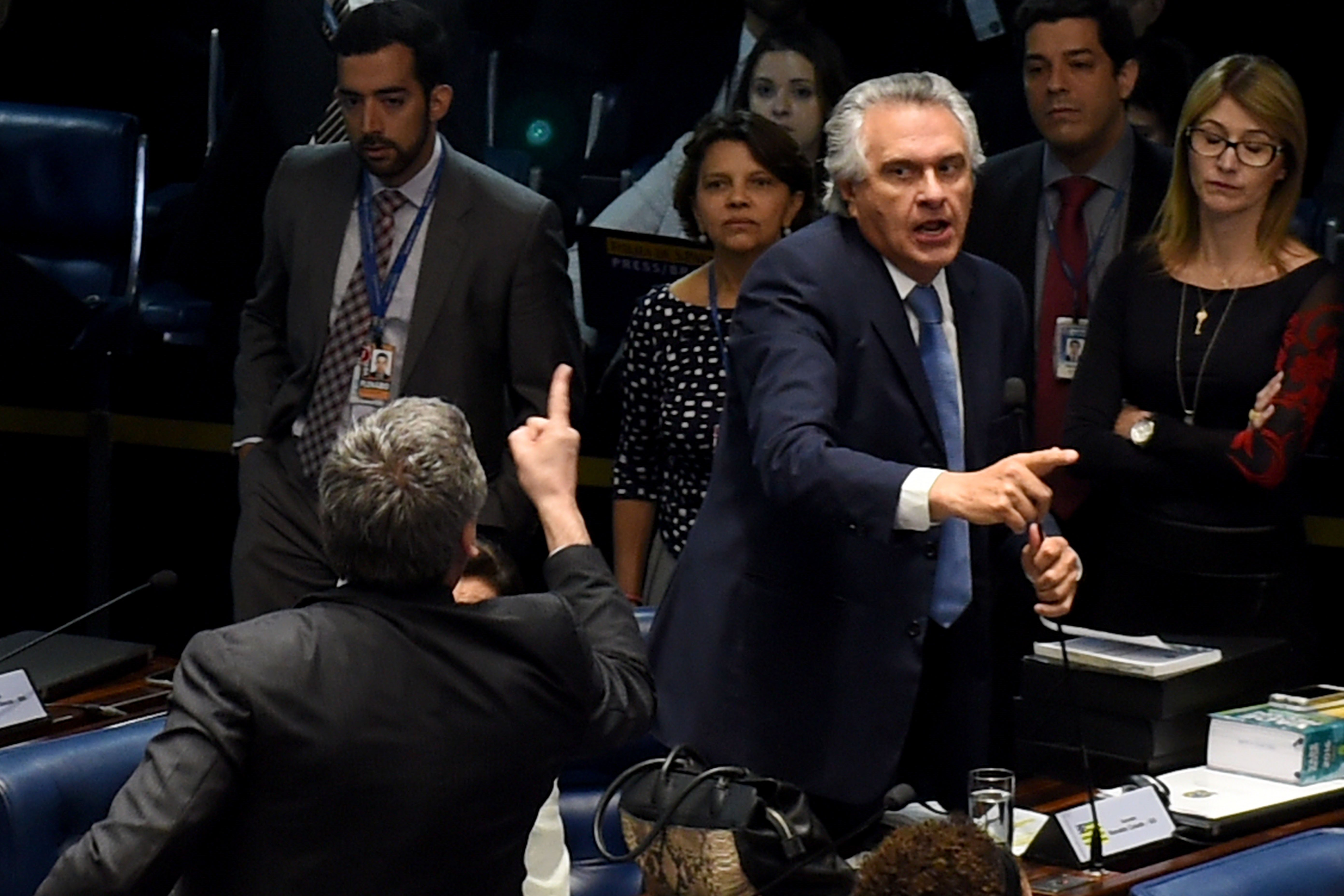 Senadores cruzan insultos durante sesión del Senado en Brasilia. Foto: AFP - Evaristo SA