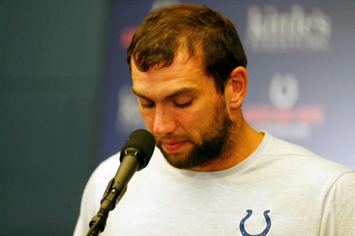 Andrew Luck en la conferencia de prensa donde anunció oficialmente su retiro de la NFL. Foto: AFP