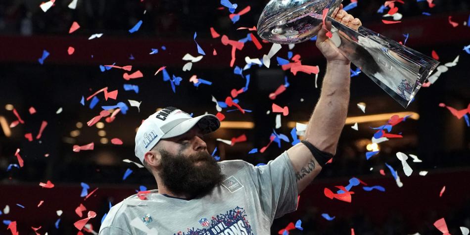 Julian Edelman, jugador de los Patriots, celebra con el trofeo Lombardi en el Súper Bowl LIII Foto: AFP