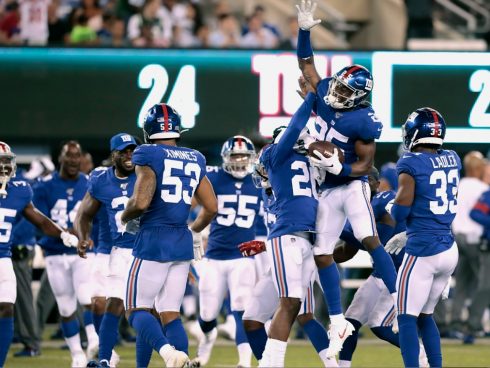 Los New York Giants celebran durante el primer partido de pretemporada en el MetLife Stadium de East Rutherford. Fotografía: AFP