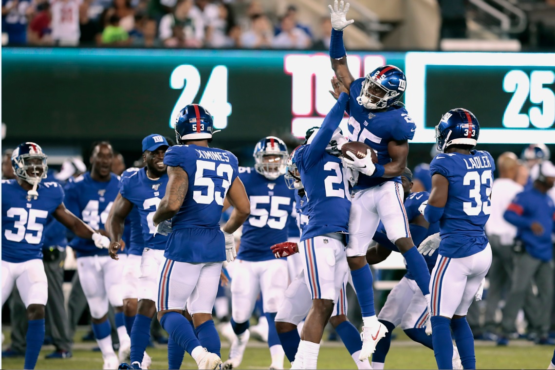 Los New York Giants celebran durante el primer partido de pretemporada en el MetLife Stadium de East Rutherford. Fotografía: AFP