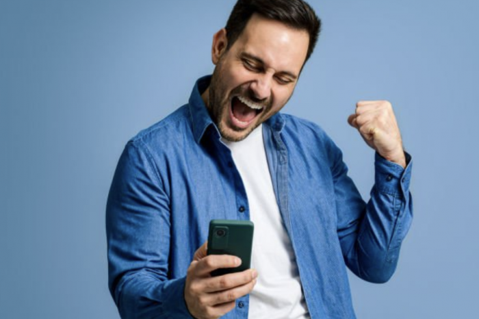 https://www.istockphoto.com/es/foto/hombre-guapo-adulto-vestido-con-camisa-de-mezclilla-gritando-y-alegremente-bombeando-gm1473323104-503483756?searchscope=image%2Cfilm