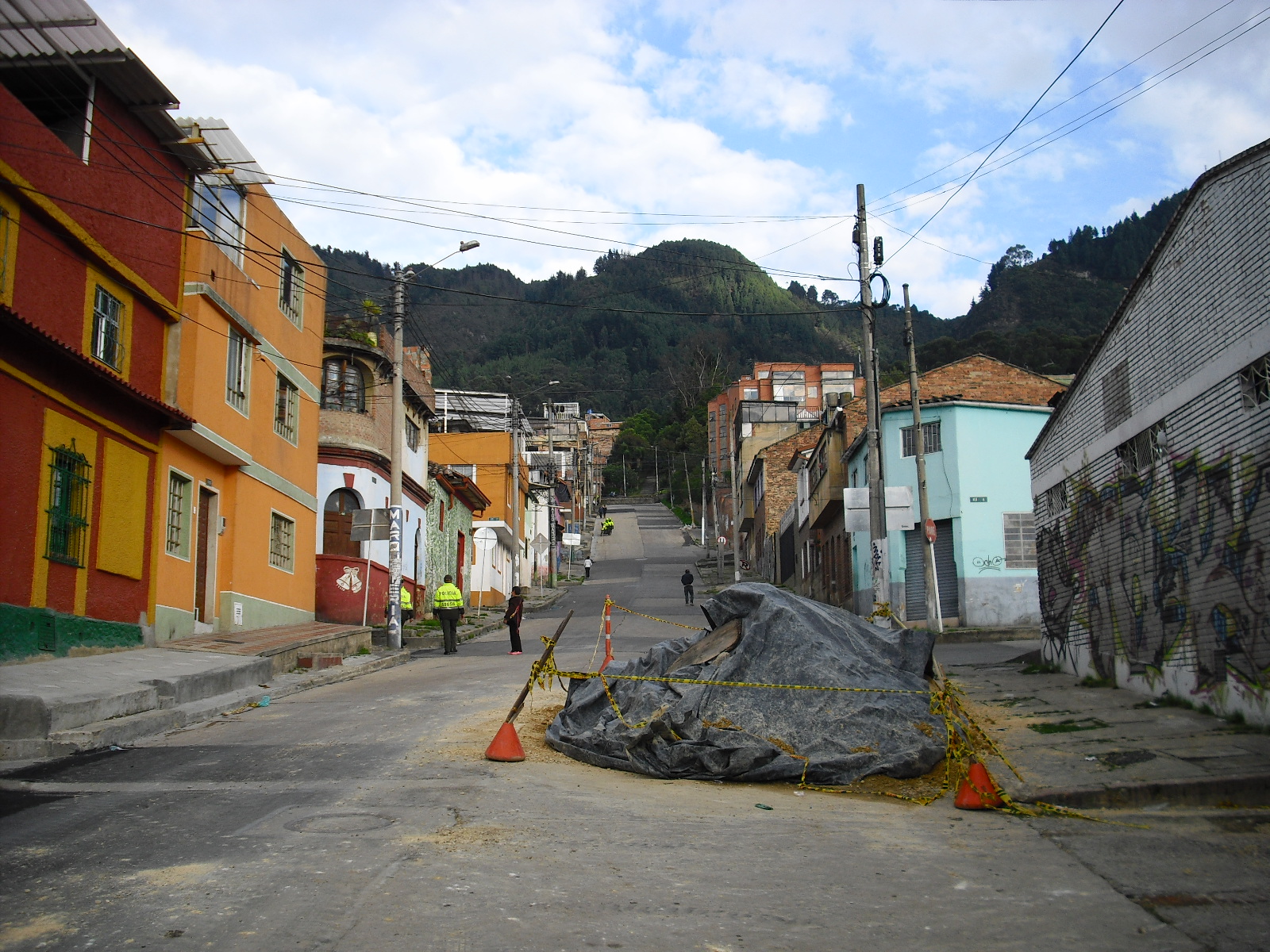 Looking up Calle 31 from Carrera 4 to the Circunvalar, La Perseverencia, Bogotá D.C., Colombia.