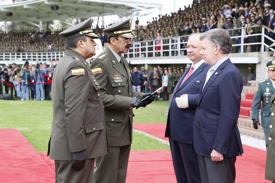 Outgoing Colombian police chief Rodolfo Palomino passes on the baton ...