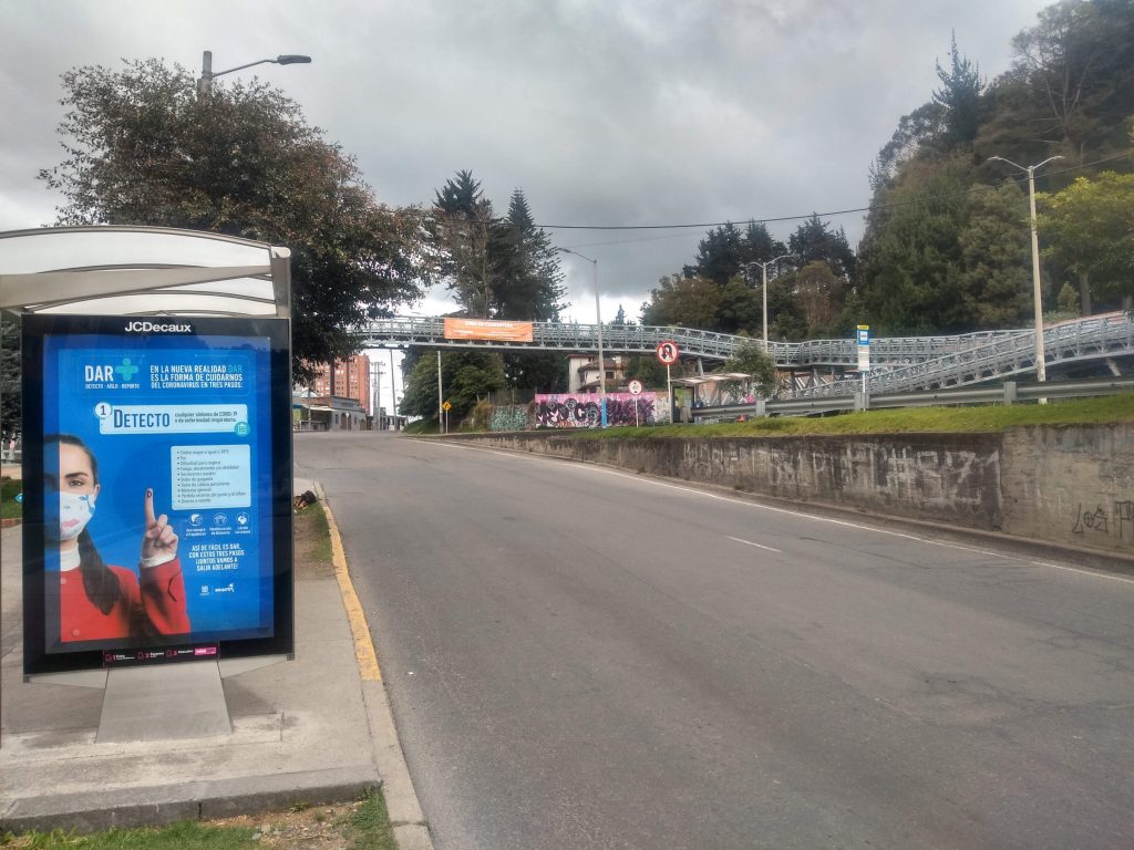 Coronavirus warning signs at Bogotá's Carrera Séptima with Calle 182.