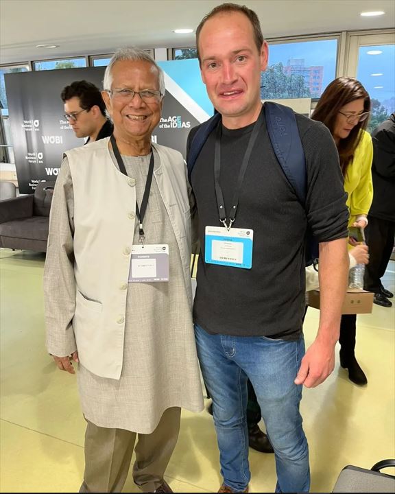 Muhammad Yunus with Brendan 'Wrong Way' Corrigan at the Wobi forum in Bogotá in November 2022.